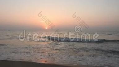 浪漫的日出在热带海滩上，有红色的<strong>金色光</strong>芒。 海浪与浪漫的日落与海浪。 海浪
